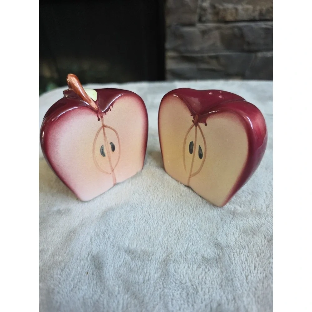 APPLE SHAPED CERAMIC SALT & PEPPER SHAKERS VINTAGE UNUSED
